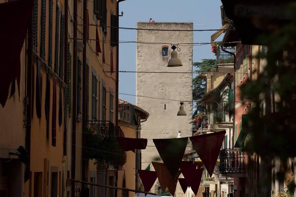 Апартаменты La Finestra Sul Borgo Dimora Storica Латерина Экстерьер фото